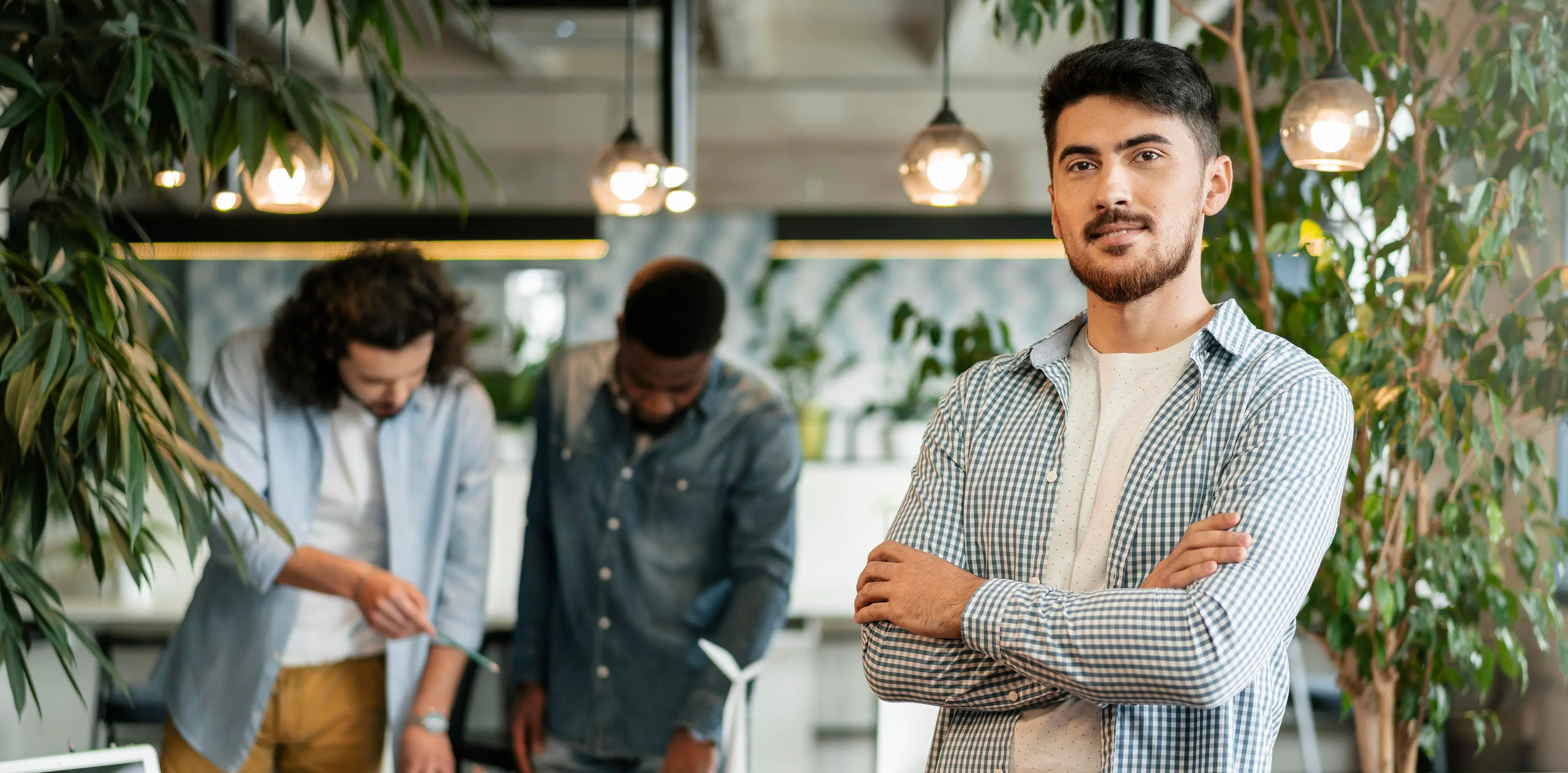 hombre-de-tiro-medio-con-brazos-cruzados